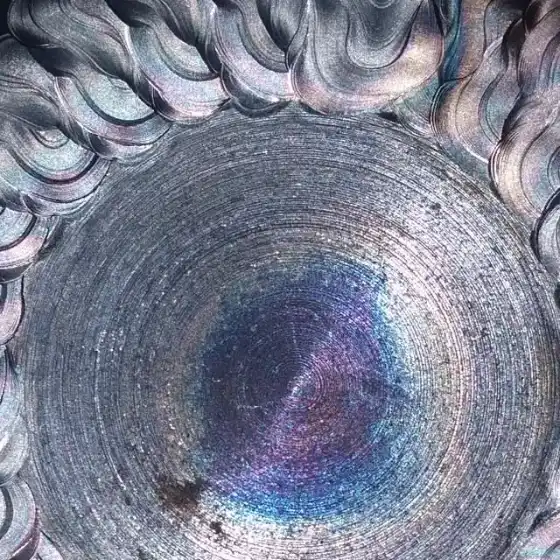 Solda TIG circular com coloração de revenimento azul e dourada
