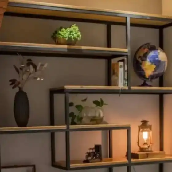 Estante estilo industrial em aço com prateleiras de madeira